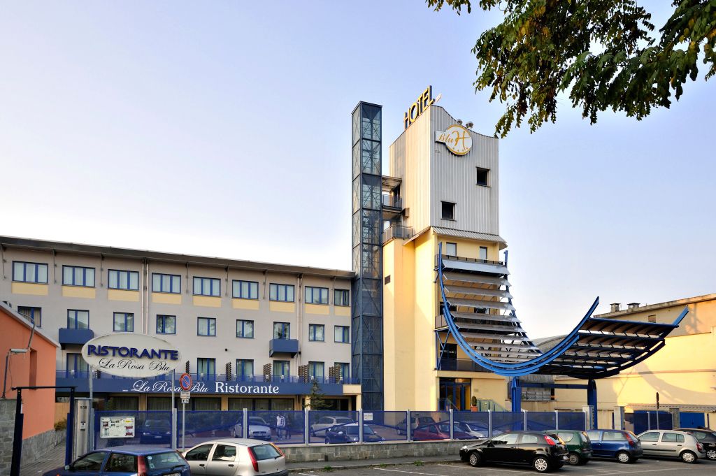 Facciata del Blu Hotel su Via Torino a Collegno