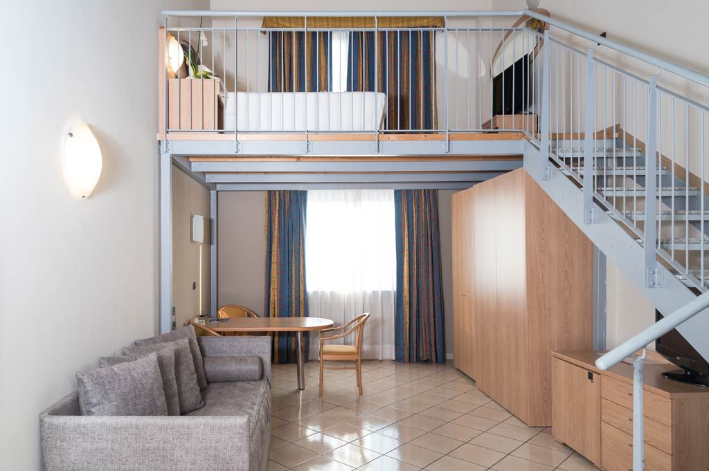 Junior Suite del Blu Hotel su due livelli con divano e scala