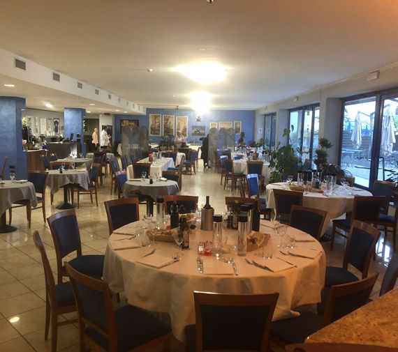 Sala del Ristorante Rosa Blu con tavoli rotondi apparecchiati